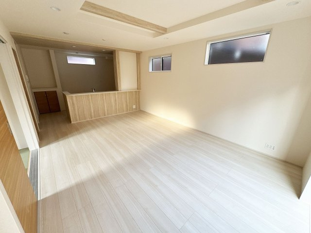 【居間・リビング】 | 富士見市渡戸1丁目　新築一戸建住宅　全1棟　(ふじみ野店) | 17帖のゆとりあるリビング。
折り上げ天井を採用し開放感のある空間を演出。