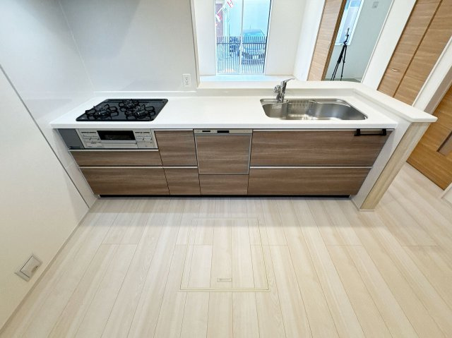 【キッチン】 | 富士見市渡戸1丁目　新築一戸建住宅　全1棟　(ふじみ野店) | ご家族の様子が見渡せる人気の対面式キッチンです！