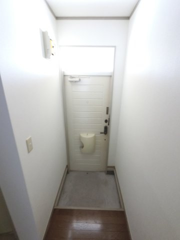 ロワール本八幡の玄関