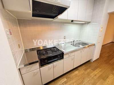 【キッチン】 | コーポレート中央林間1号棟 | 画像は1号棟703号室のものです。設備・間取りがサイト情報と現況に違いがある場合、現況優先。