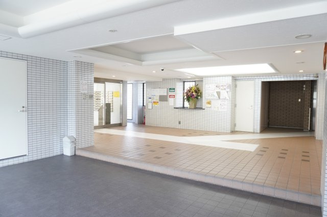 カルム草加弐番館のエントランス
