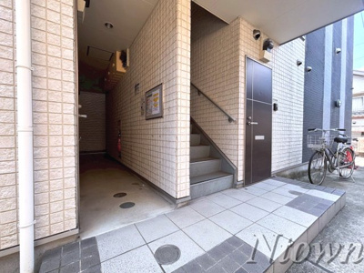 【エントランス】 | NAGOMI | 清潔なエントランスです