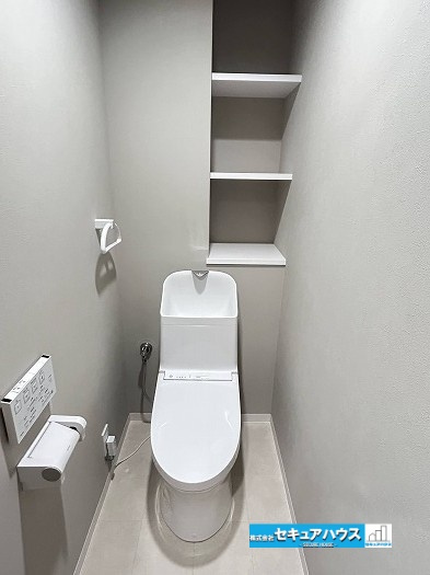 【中古マンション】宝マンション道徳東第3のトイレ|【高機能トイレ】
◆高機能トイレの多くは便器のフタの開閉が自動であり、使用後に手動で水を流す面倒もなく非常に便利です。スタイリッシュな見た目で、お掃除しやすく、節水効果が高いです。