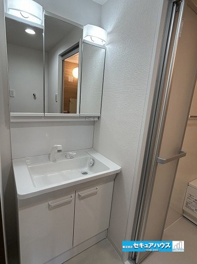 宝マンション道徳東第3の独立洗面台|【洗面台】
◆鏡の裏にはたっぷりと収納スペースを標準装備！
◆電源を付属しているのでドライヤーなど利用できます。
◆新品交換済みです。