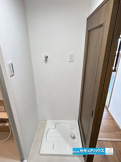 宝マンション道徳東第3の脱衣所|【洗濯機置き場】
◆洗濯パン新品交換済みです。