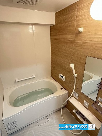 宝マンション道徳東第3の浴室|【浴室】
◆ユニットバスに新品交換しました。
◆アクセントパネルで落ち着きのある雰囲気を演出します。毎日の疲れを癒やすバスタイムをお楽しみ下さい！
◆窓付きで、カビの繁殖を抑える効果があります。