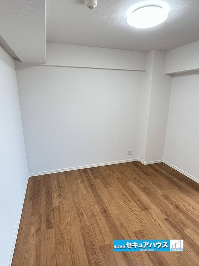 【中古マンション】宝マンション道徳東第3の洋室|【洋室】
◆広々とした居住空間は日々の暮らしを彩り、心のやすらぎと満足感を与えてくれます。通風と採光を考慮した設計は子供たちはのびのび育ち、家族でくつろぎと団らんを生み出します。