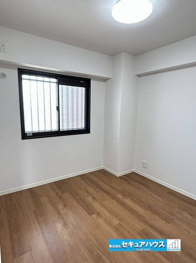 【中古マンション】宝マンション道徳東第3の洋室|【洋室】
◆家族一人ひとりの大切なプライベート空間。趣味に合わせて使って頂けるようシンプルに仕上げてあります。暮らし心地を大きく左右する収納を、適材適所に配置し使い勝手を考慮しました。　