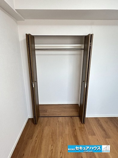 宝マンション道徳東第3の収納|【洋室クローゼット】
◆お洋服をかけるのはもちろん上棚部分にも収納可能です♪