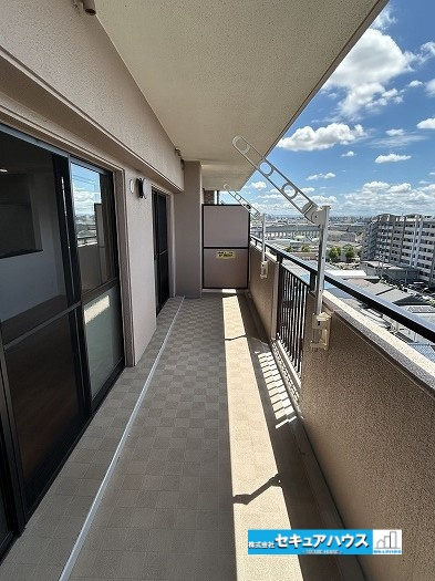 宝マンション道徳東第3のバルコニー|【バルコニー】
◆見晴らしもよく、太陽の温かな温もりをめいっぱい受け止めてくれます。
太陽の光と爽やかな風を受けたお洗濯物はあっという間に乾き、取りこむ時には太陽の匂いを感じられそうですね。　