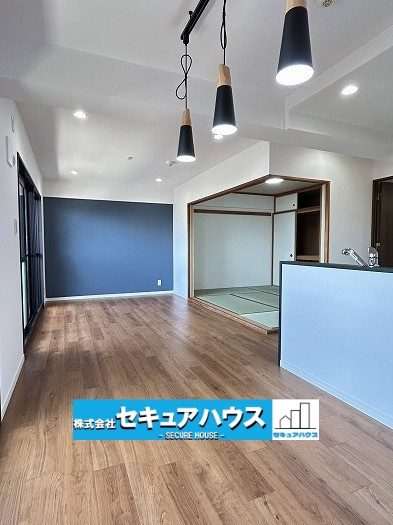 【中古マンション】宝マンション道徳東第3の居間・リビング|最上階につき陽当たり・眺望良好！内装フルリフォーム済♪
敷地内駐車場契約可能です。