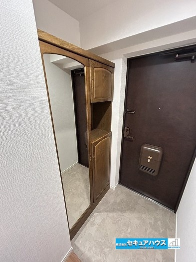 宝マンション道徳東第3の玄関|【玄関】
◆お家に出会う人々を迎える玄関だからこそ、広々清潔感あふれる空間にしたいものです。採光・通風にも配慮された設計で毎日明るい空間をキープします♪
◆大容量のシューズBOXがあります。