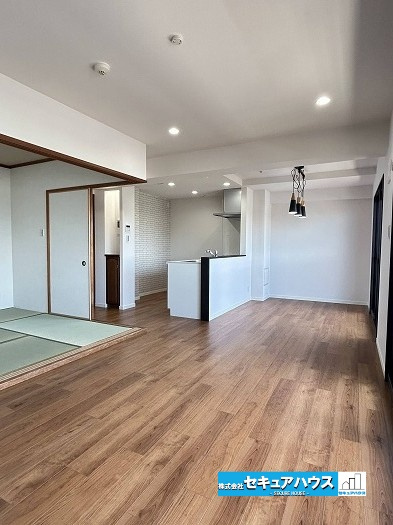 【中古マンション】宝マンション道徳東第3の居間・リビング|【LDK】
フローリング張替え済みです。襖を開けると開放的な空間に変わります。