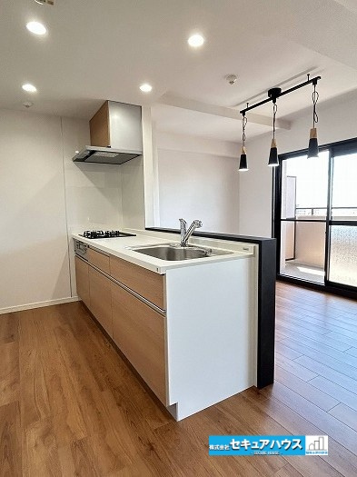 宝マンション道徳東第3のキッチン|【キッチン】
◆システムキッチン新品に交換済みです♪対面キッチンのためリビングの様子を見ながら料理することができます。