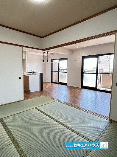 宝マンション道徳東第3の和室|【和室】
◆リビングとつながることで多目的空間となり、客間、寝室、子供の遊び場、書斎など、生活スタイルに合わせて柔軟に活用できます。﻿