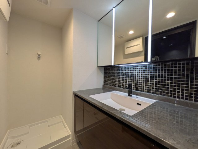 レトロマンション逆にオシャレな【コープ高輪】の独立洗面台|独立洗面台あり、毎朝おしゃれに忙しい女性の方におすすめです