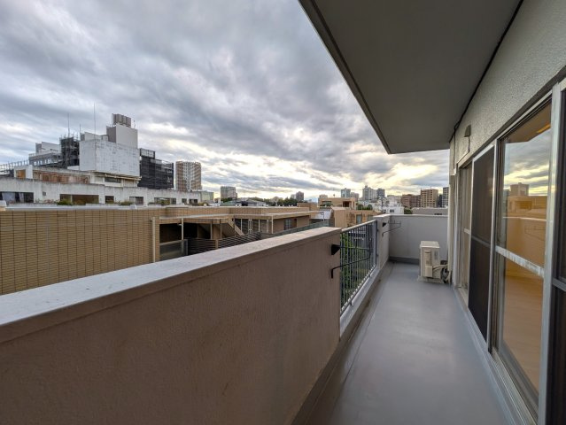 レトロマンション逆にオシャレな【コープ高輪】のバルコニー|外からの目が気にならないバルコニーで洗濯物が干せます