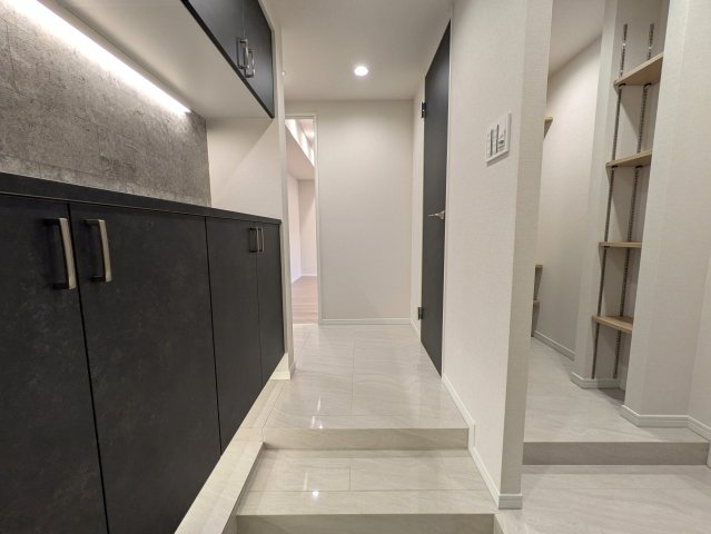 レトロマンション逆にオシャレな【コープ高輪】のエントランス|落ち着いたエントランスです