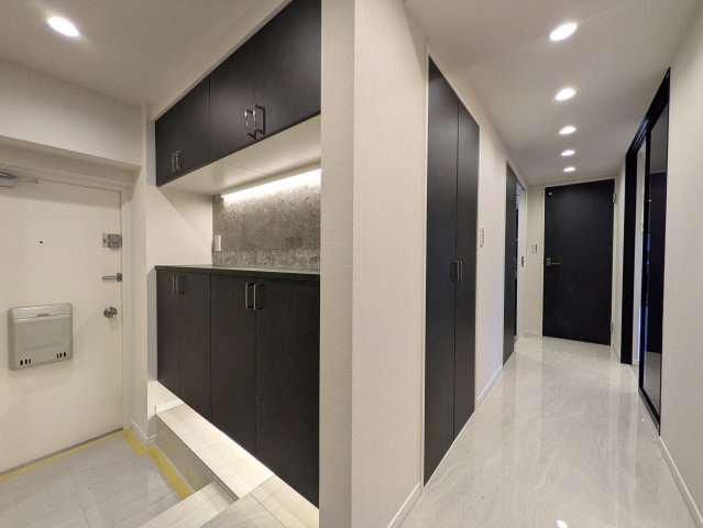 レトロマンション逆にオシャレな【コープ高輪】のエントランス|清潔なエントランスです