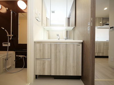 【独立洗面台】 | プレサンス東三国エンブレイス | 朝の身支度には欠かせない独立洗面化粧台