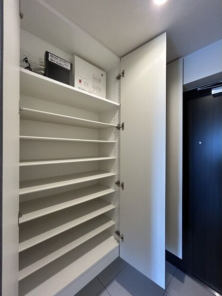 Alivis金山Eastの玄関