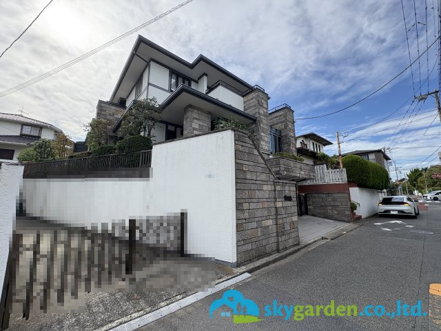 藤沢市鵠沼松が岡三丁目　中古戸建の前面道路含む現地写真