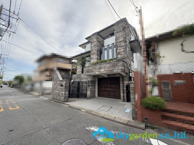 藤沢市鵠沼松が岡三丁目　中古戸建の前面道路含む現地写真