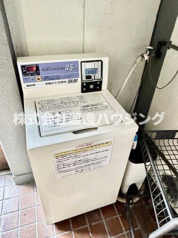 ベストレジデンス江坂A棟の設備|1階コインランドリー