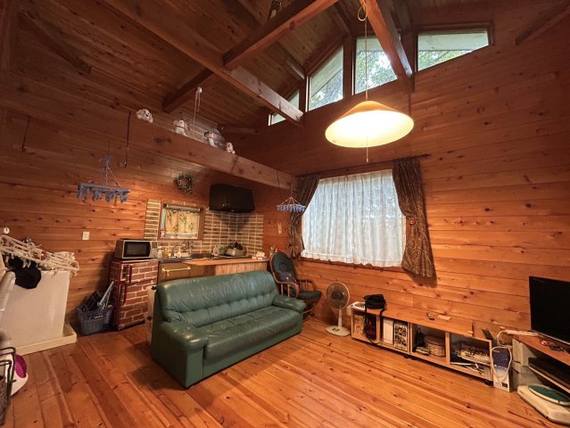 自然豊かな別荘♪那須町高久丙ロフト付き♪の居間・リビング|おしゃれな居間です