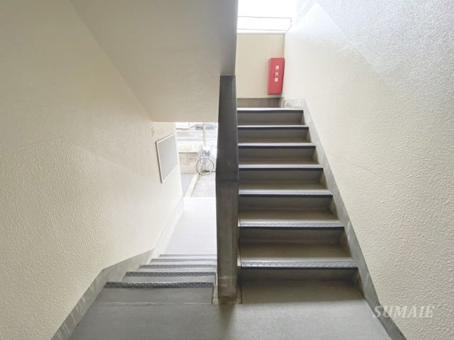 メゾン礒部のその他共用部分|共用階段です☆