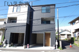 【外観】 | 右側の黒い建物がB号棟です。