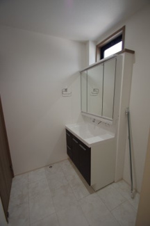 【脱衣所】 | 【仲介手数料無料！！】稲城市平尾2丁目　新築戸建て（全13棟）2号棟　5280万円 | 洗面所