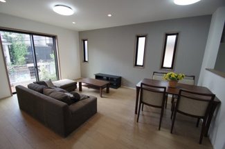 【居間・リビング】 | 【仲介手数料無料！！】稲城市平尾2丁目　新築戸建て（全13棟）2号棟　5280万円 | LDK17帖