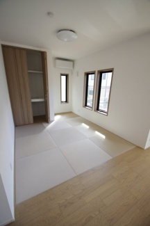 【和室】 | 【仲介手数料無料！！】稲城市平尾2丁目　新築戸建て（全13棟）2号棟　5280万円 | 畳コーナー5.2帖