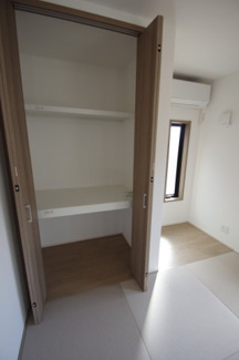 【収納】 | 【仲介手数料無料！！】稲城市平尾2丁目　新築戸建て（全13棟）2号棟　5280万円 | 押入れ