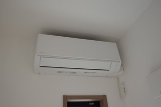 【冷暖房・空調設備】 | 【仲介手数料無料！！】稲城市平尾2丁目　新築戸建て（全13棟）2号棟　5280万円 | エアコン1期設置済み