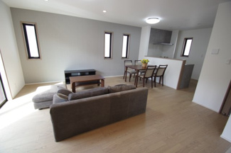 【居間・リビング】 | 【仲介手数料無料！！】稲城市平尾2丁目　新築戸建て（全13棟）2号棟　5280万円