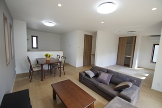 【居間・リビング】 | 【仲介手数料無料！！】稲城市平尾2丁目　新築戸建て（全13棟）2号棟　5280万円