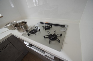 【キッチン】 | 【仲介手数料無料！！】稲城市平尾2丁目　新築戸建て（全13棟）2号棟　5280万円 | ガラストップ