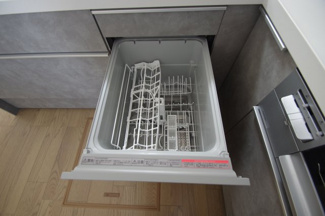 【キッチン】 | 【仲介手数料無料！！】稲城市平尾2丁目　新築戸建て（全13棟）2号棟　5280万円 | 食洗機