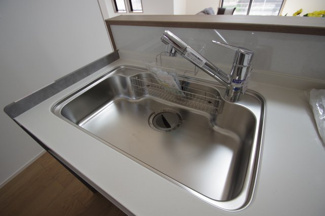 【キッチン】 | 【仲介手数料無料！！】稲城市平尾2丁目　新築戸建て（全13棟）2号棟　5280万円 | 浄水器付き水栓