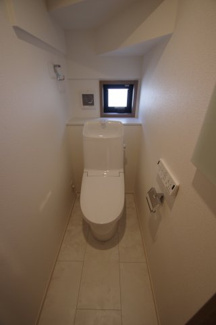 【トイレ】 | 【仲介手数料無料！！】稲城市平尾2丁目　新築戸建て（全13棟）2号棟　5280万円 | 1階トイレ