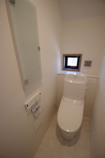 【トイレ】 | 【仲介手数料無料！！】稲城市平尾2丁目　新築戸建て（全13棟）2号棟　5280万円 | 2階トイレ（小物入れあり）