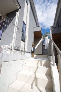 【エントランス】 | 【仲介手数料無料！！】稲城市平尾2丁目　新築戸建て（全13棟）2号棟　5280万円