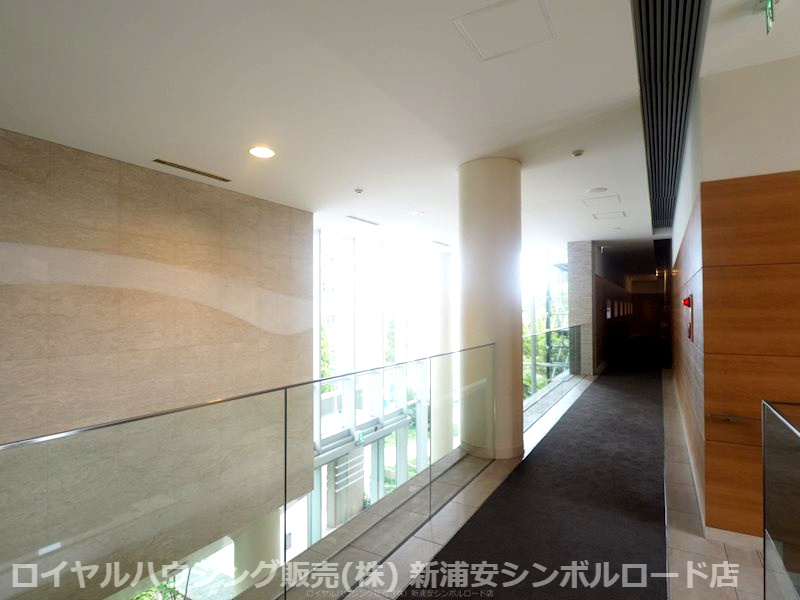 ゲストルーム、ライブラリーにつながる廊下