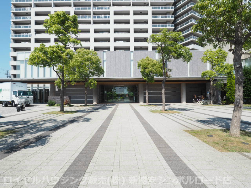 敷地内駐車場1台無償。