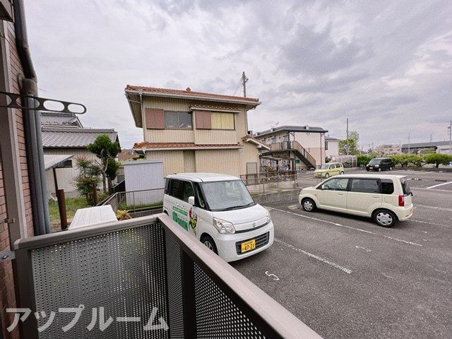 プラウド岩崎の駐車場