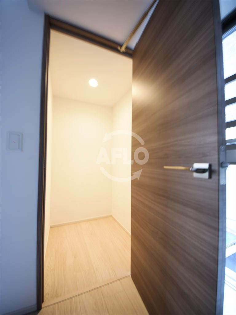 ローレルタワー心斎橋の収納|ローレルタワー心斎橋　ウォークインクローゼット