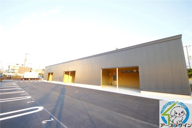 魚住町住吉平屋テナントの外観