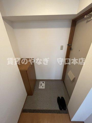 【玄関】 | アヴェーレ太子橋 | 玄関外から直接居室内を見れない間取りです。